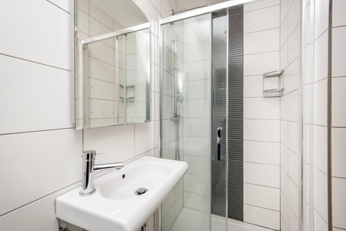 לונדון Charming Chelsea Studio Your Cozy Urban Retreat מראה חיצוני תמונה
