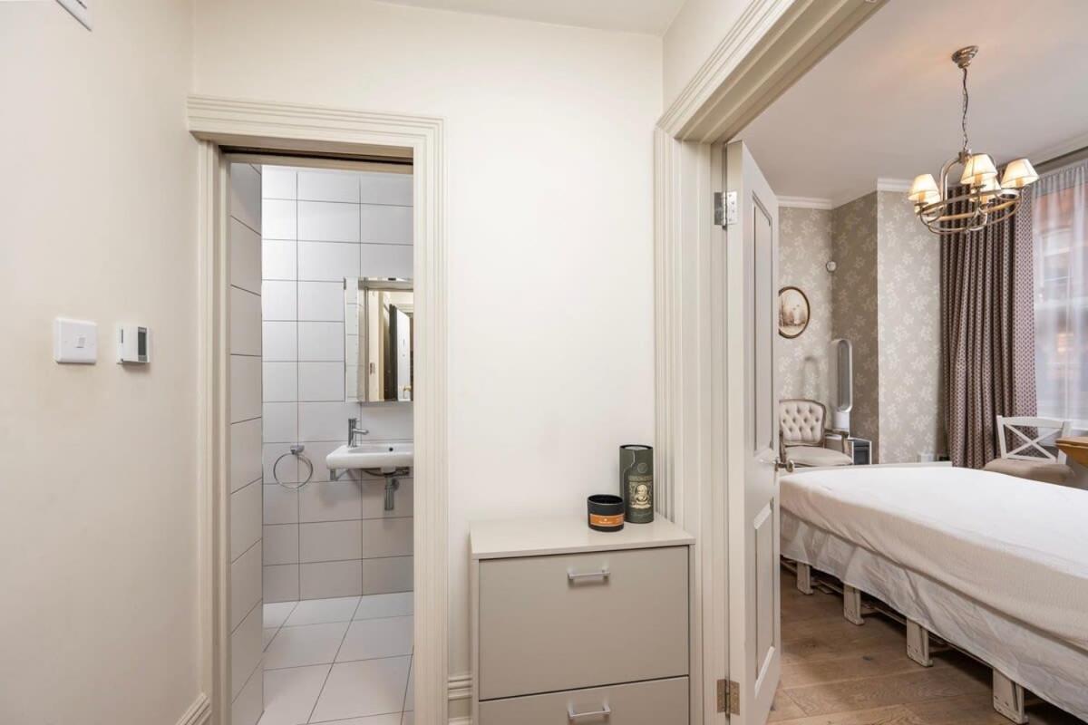 לונדון Charming Chelsea Studio Your Cozy Urban Retreat מראה חיצוני תמונה