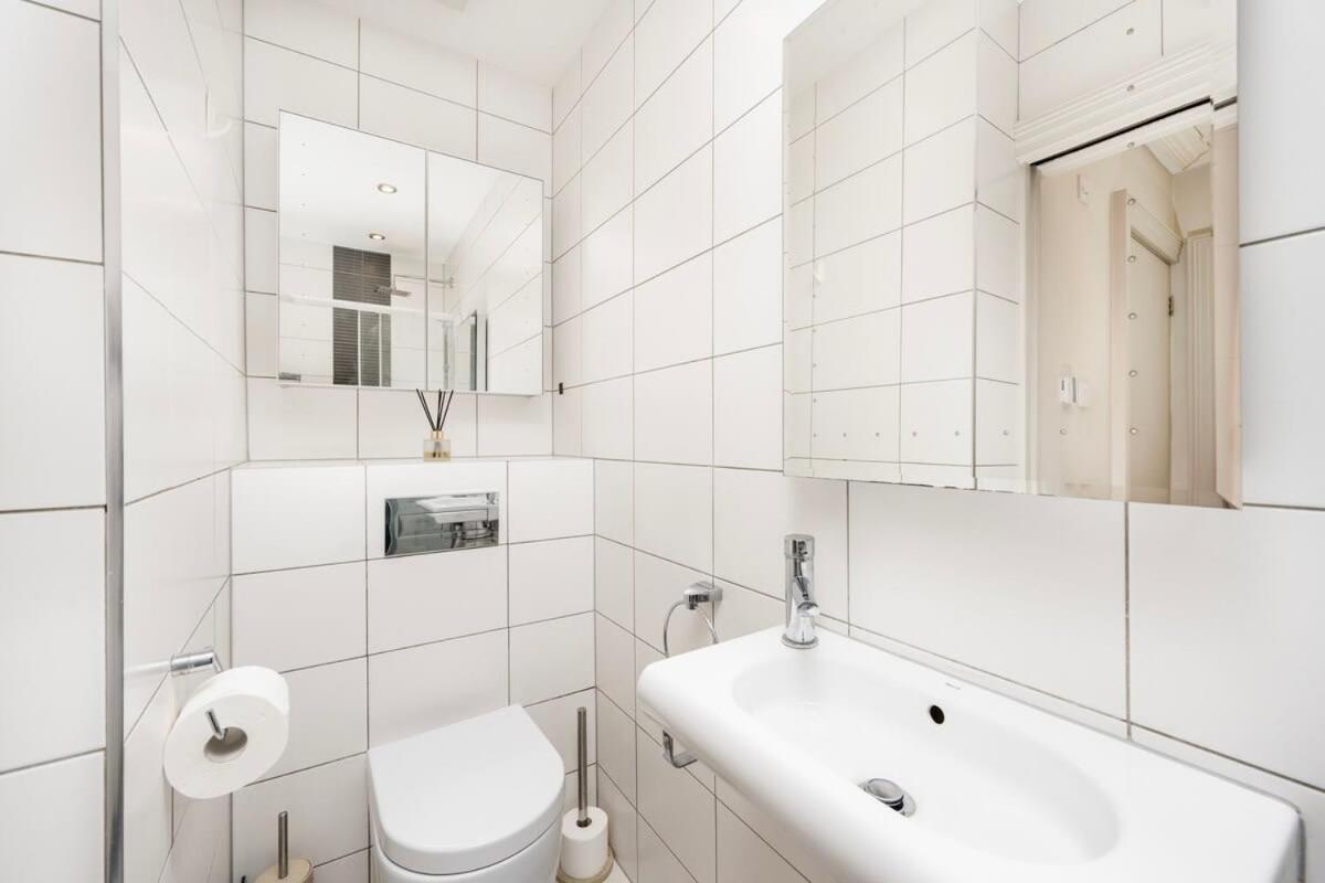 לונדון Charming Chelsea Studio Your Cozy Urban Retreat מראה חיצוני תמונה