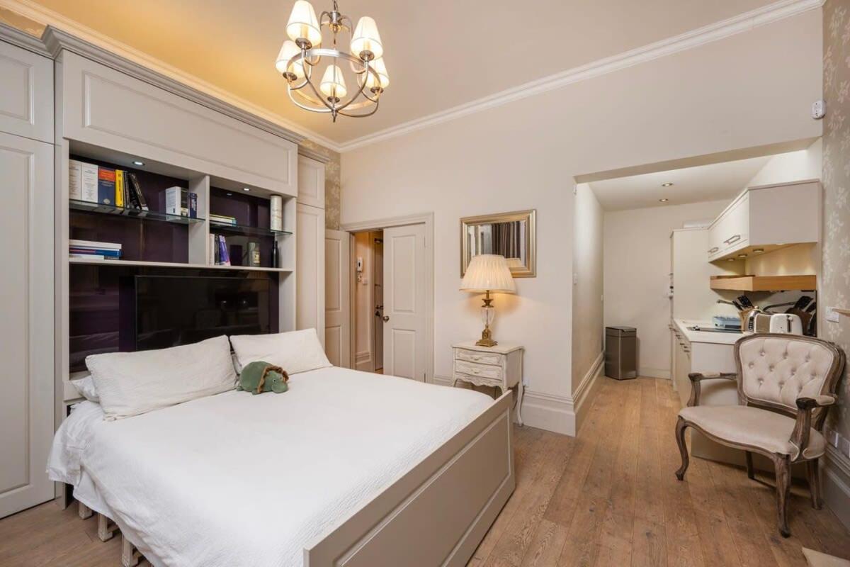 לונדון Charming Chelsea Studio Your Cozy Urban Retreat מראה חיצוני תמונה