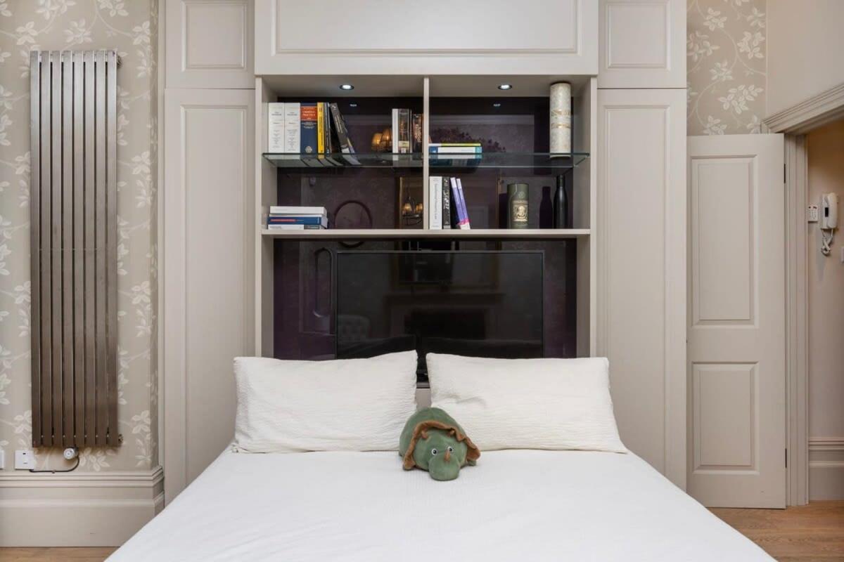 לונדון Charming Chelsea Studio Your Cozy Urban Retreat מראה חיצוני תמונה