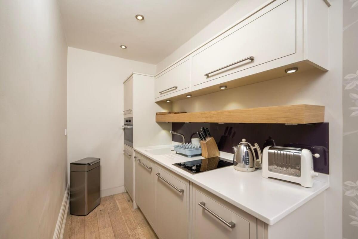 לונדון Charming Chelsea Studio Your Cozy Urban Retreat מראה חיצוני תמונה